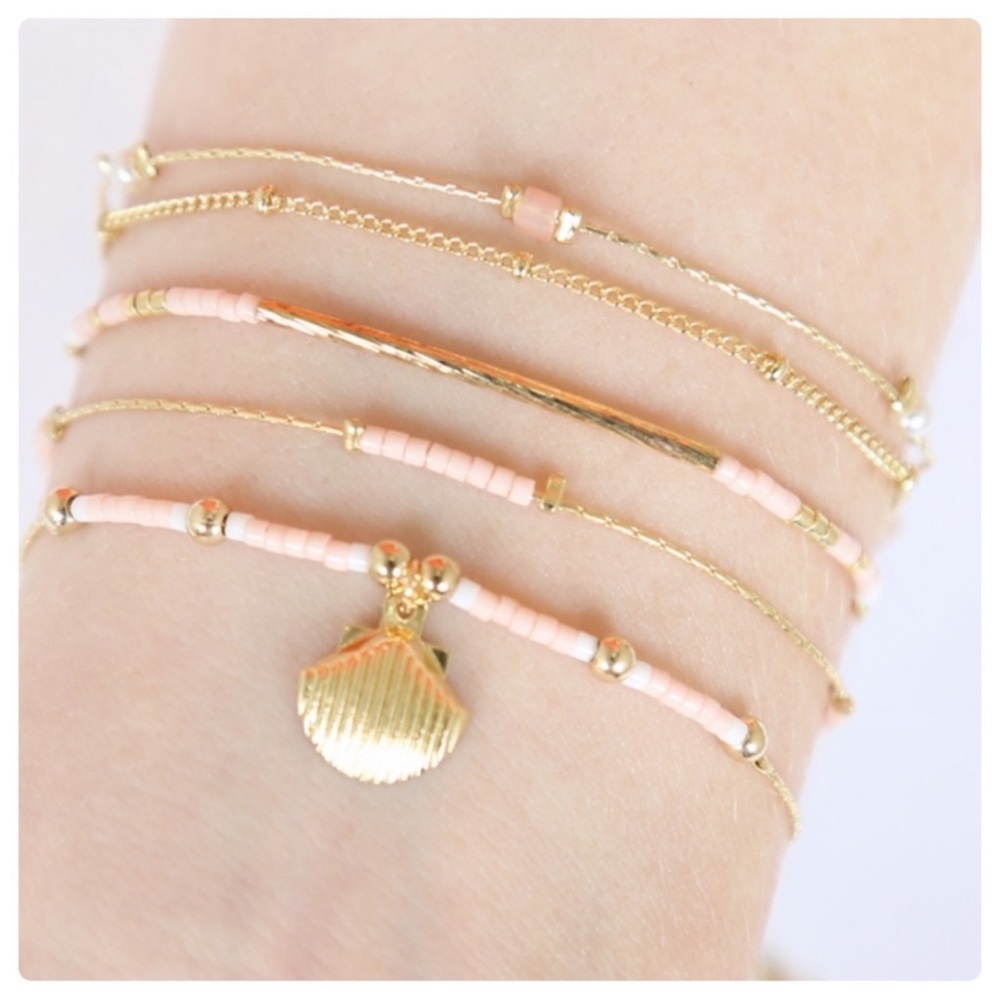 Clam charm bracelet